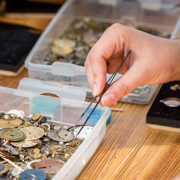 Schmuck aus Uhrwerken
